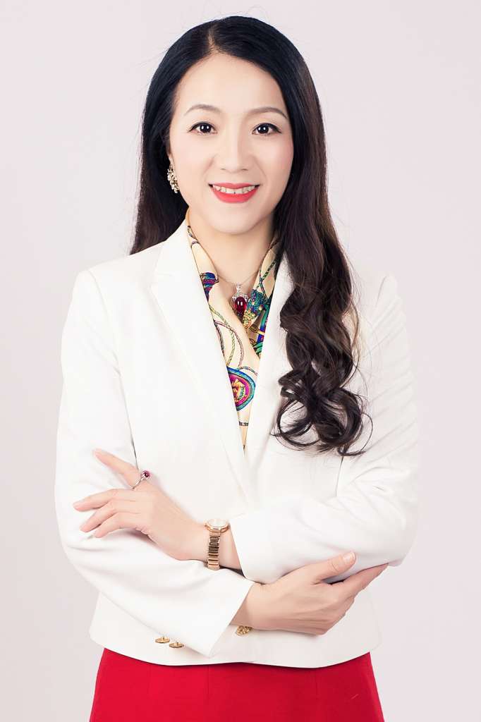 高端形象礼仪专家 19年礼仪培训实战经验,从事礼仪培训讲师19年,阅历